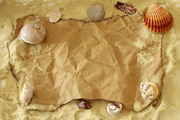 Oud papier label op natuurlijke zand met zeeschelp — Stockfoto