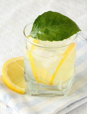 buz soğuk limonata veya limon kokteyli