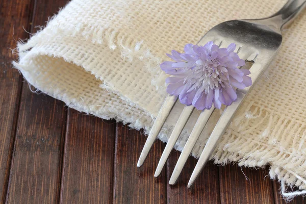 Ensemble argenterie avec fourchette et fleur — Photo