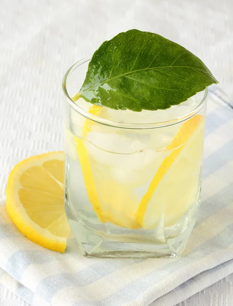 Ice Cold Lemonade or lemon cocktail — Stock Photo, Image