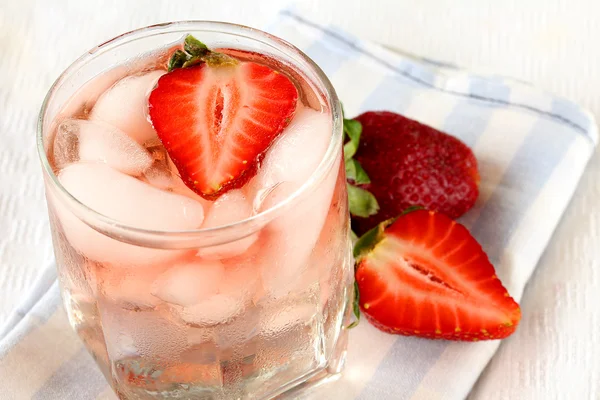 Ice Cold strawberry cocktail — Stock Photo, Image