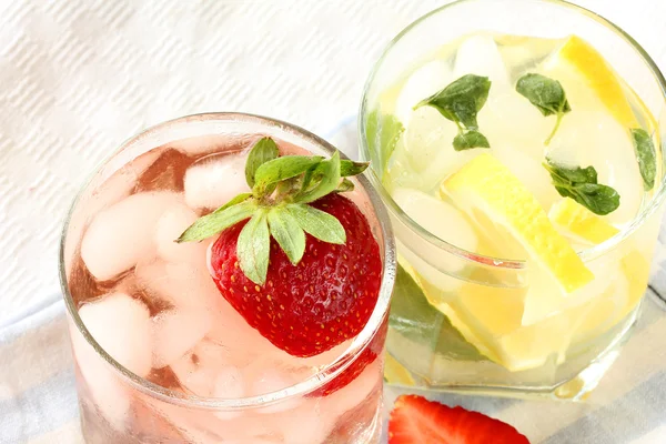 Ice Cold Lemonade and strawberry cocktail — Stock Photo, Image