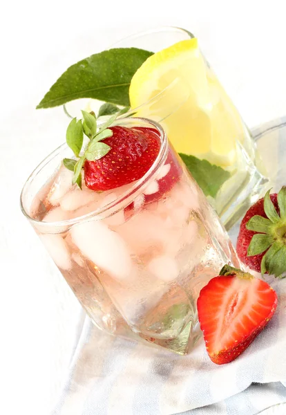 冰寒柠檬汁和草莓鸡尾酒 — 图库照片