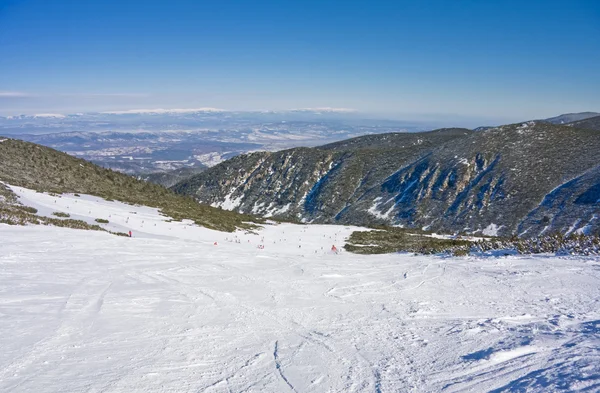 Declive de esqui alpino no inverno Bulgária — Fotografia de Stock