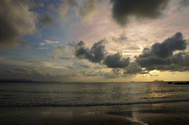 Deniz günbatımı. Borneo.