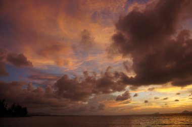 Deniz günbatımı. Borneo.