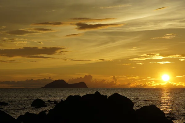 Morze zachód słońca. Borneo. — Zdjęcie stockowe