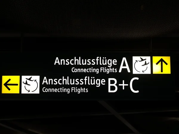 Styrelsen tecken på en tysk flygplats — Stockfoto