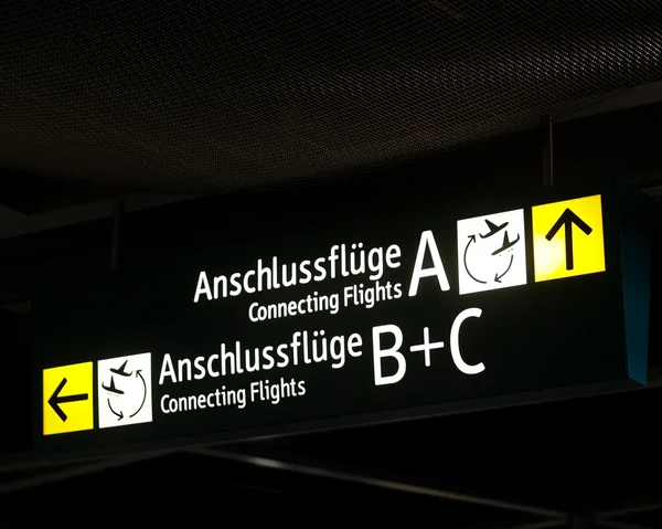 Papan tanda di bandara Jerman — Stok Foto