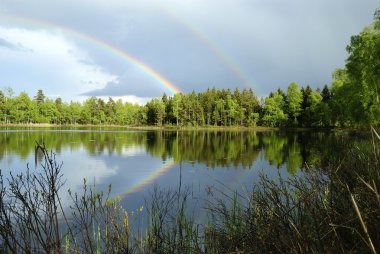 yağmur sonra İsveç göl manzara