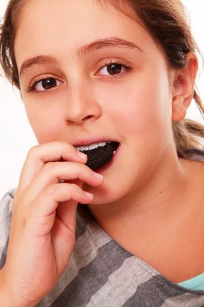 Chica comiendo galleta — Foto de Stock