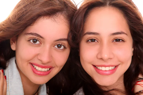 Unga kvinnor tittar på kameran — Stockfoto