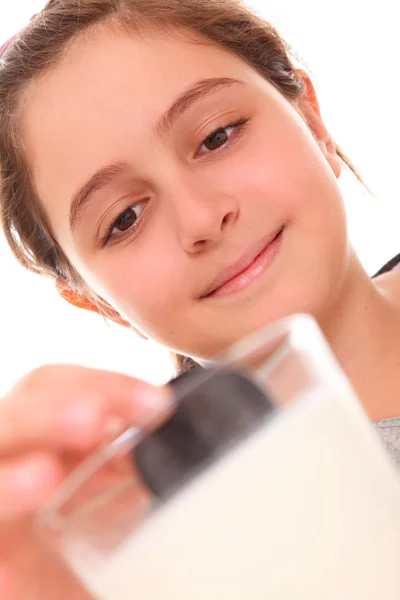 Menina comer biscoitos e leite — Fotografia de Stock