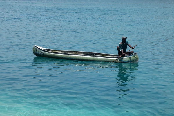 Mar bonito con canoa y pescador — Foto de Stock