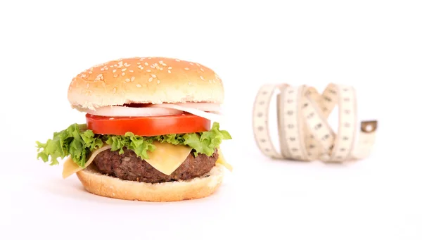 Hamburger i taśma pomiarowa — Zdjęcie stockowe