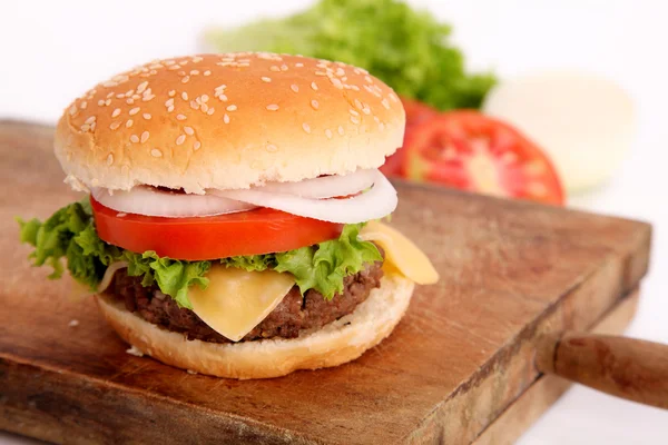 Гамбургер и разделочная доска — стоковое фото