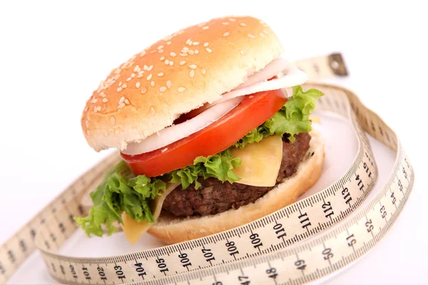 Гамбургер и измерительная лента — стоковое фото