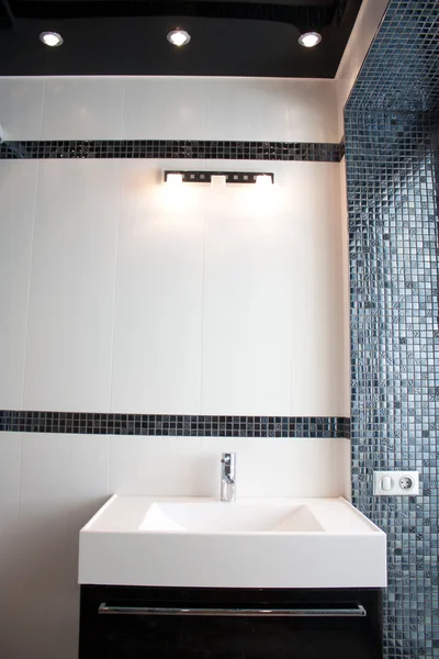 Waschbecken im heimischen Badezimmer mit weißen Fliesen — Stockfoto