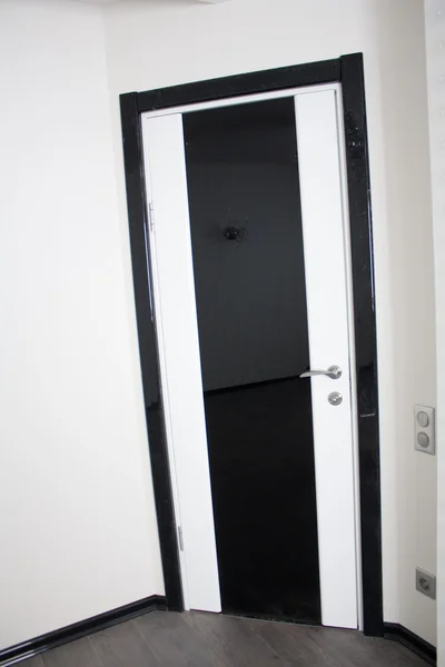 White and black door in new flat — Stock Photo, Image