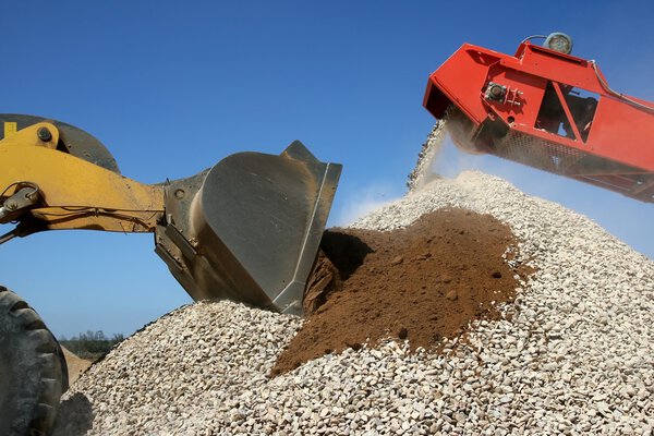 Каменная свай и машины
