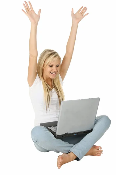 Juichende blond en laptop — Stockfoto