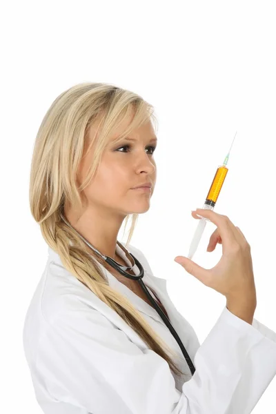 Mulher bonita médico ou enfermeira com seringa — Fotografia de Stock