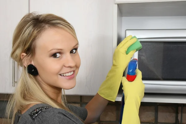 Mooie vrouw schoonmaken keuken — Stockfoto