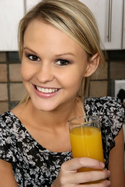 Söt blond kvinna med apelsinjuice — Stockfoto