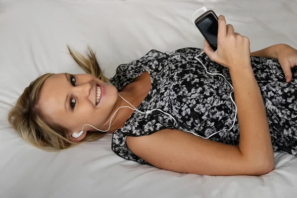 Mooie vrouw die naar muziek luistert — Stockfoto