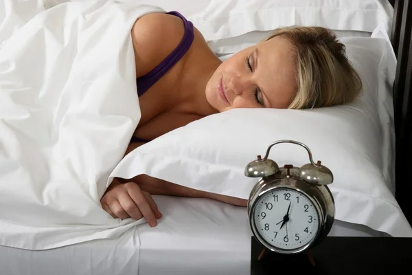 Schöne blonde Frau schläft im Bett — Stockfoto