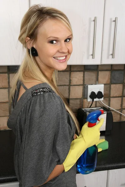 Mutlu ev kadını temizlik mutfak — Stok fotoğraf