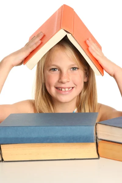 Roztomilá mladá školačka čtení knih — Stock fotografie