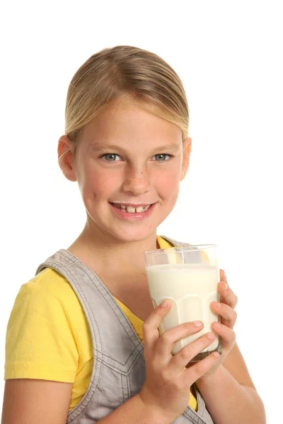 Muito jovem menina bebendo leite — Fotografia de Stock