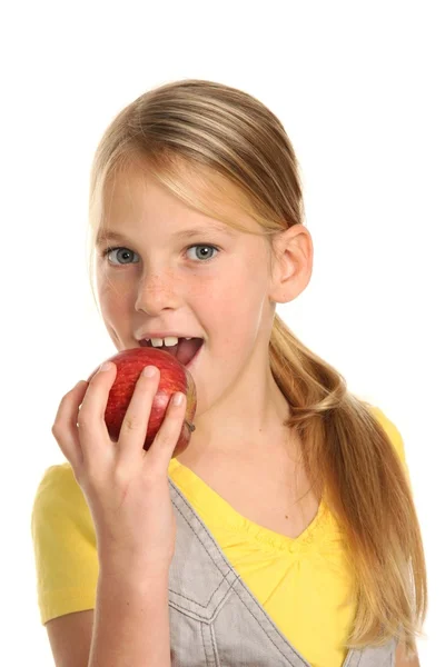 Jonge school meisje met sappige rode appel — Stockfoto