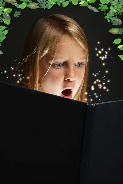 Mladá dívka čtení fantasy knihy — Stock fotografie