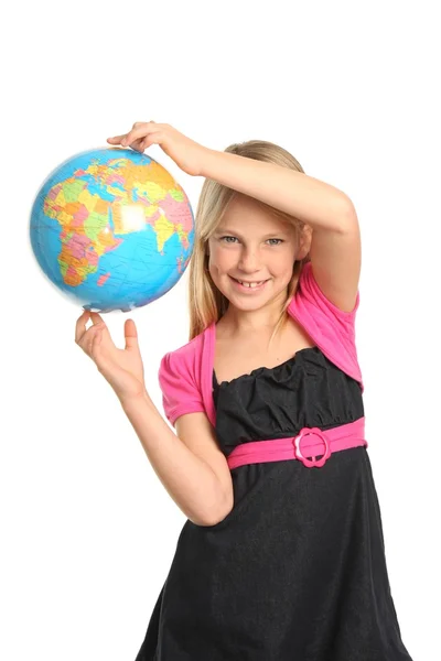 地球儀を持ってプレティーンの女の子 — ストック写真