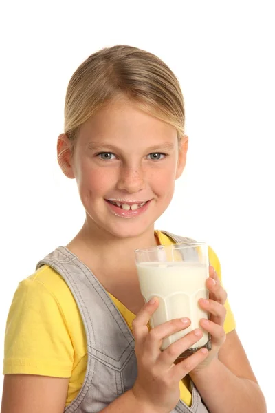 Junges Mädchen trinkt Milch — Stockfoto