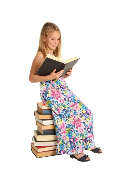 Schulkind mit viel zu lesen — Stockfoto
