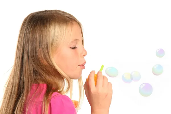 Красивая маленькая девочка, пускающая пузыри — стоковое фото