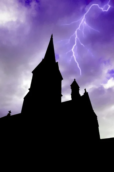 Silhouetted Building and Lightning — Stock Photo, Image