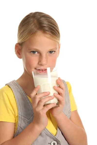 Ung flicka konsumtionsmjölk — Stockfoto