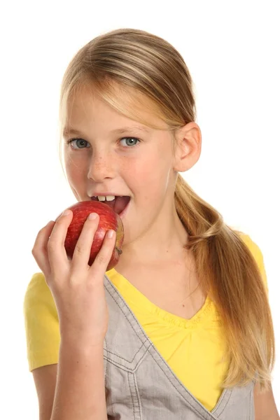 Trzymać preteen, czerwone jabłko jedzenie — Zdjęcie stockowe