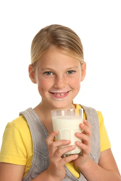 Menina nova bebendo leite — Fotografia de Stock
