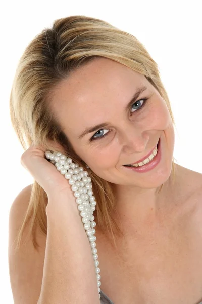 Krásná blonďatá dívka a perly — Stock fotografie