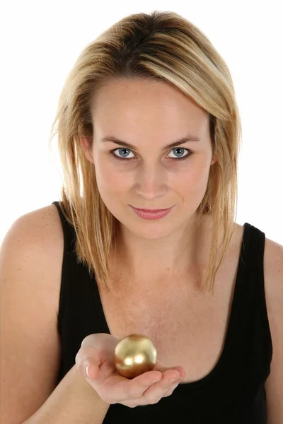 Conceito de metáfora do ovo dourado — Fotografia de Stock