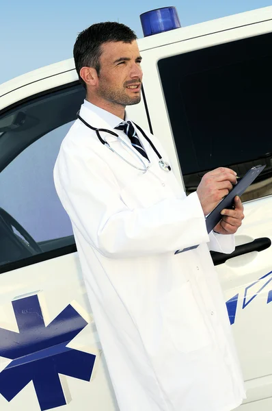 Arzt und Krankenwagen — Stockfoto