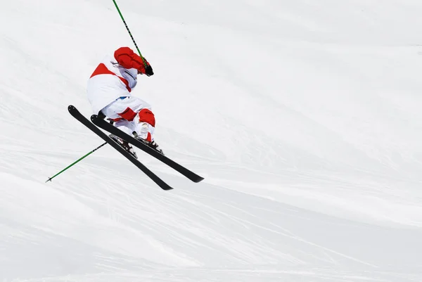 Springen skiër — Stockfoto