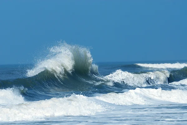 功能强大的汹涌巨浪 — 图库照片