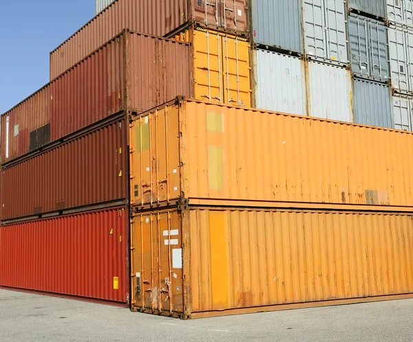 Contenitori merci da carico presso il terminal portuale — Foto Stock