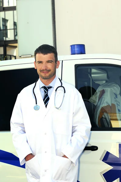 Médico y ambulancia — Foto de Stock